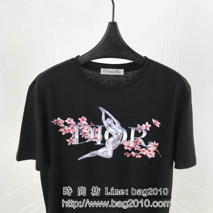 DIOR迪奧 x Kaws19早春聯名款 小金人梅花短袖T-shirt 絲光棉面料 數碼印花工藝 雜誌最新款 ydi2113